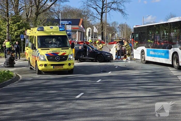 Zwaargewonde na aanrijding met lijnbus