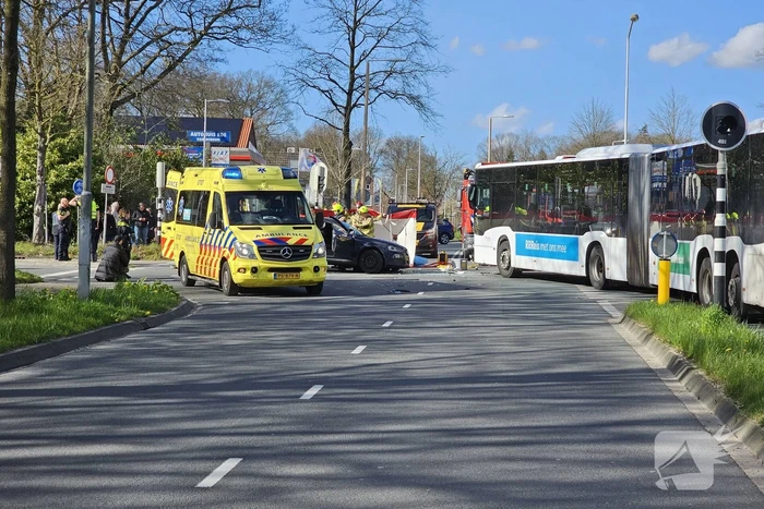 Zwaargewonde na aanrijding met lijnbus