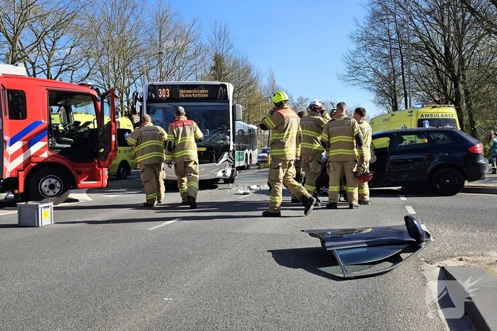 Zwaargewonde na aanrijding met lijnbus