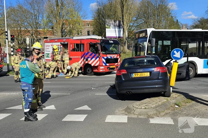 Zwaargewonde na aanrijding met lijnbus
