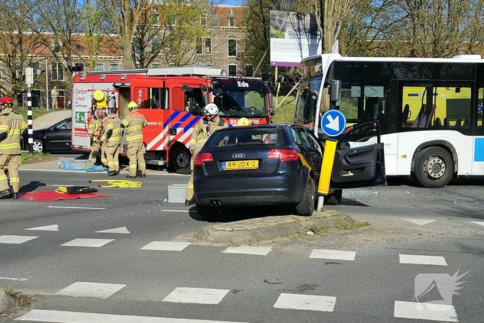 Zwaargewonde na aanrijding met lijnbus