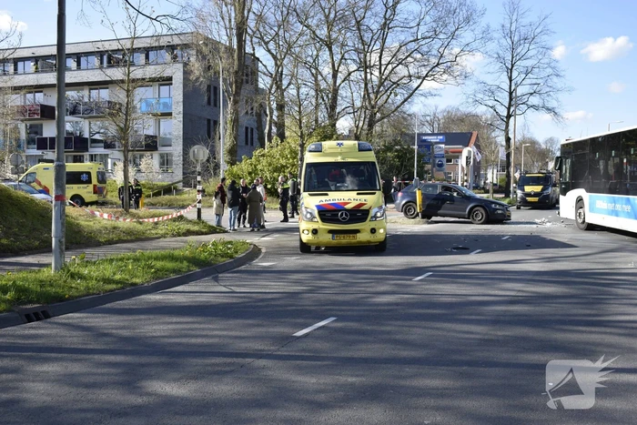 Zwaargewonde na aanrijding met lijnbus
