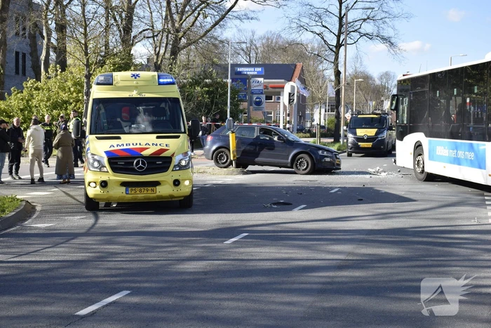 Zwaargewonde na aanrijding met lijnbus