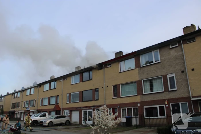 Veel rookontwikkeling bij uitslaande zolderbrand