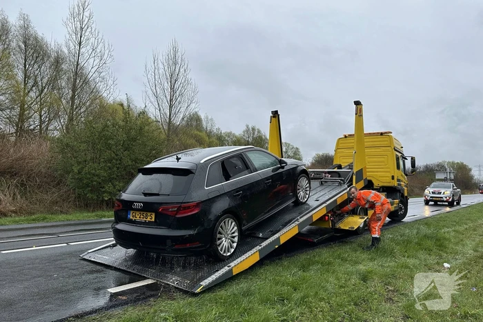 Auto raakt van de weg in belandt in sloot
