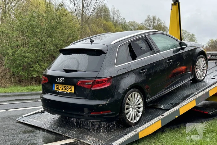 Auto raakt van de weg in belandt in sloot