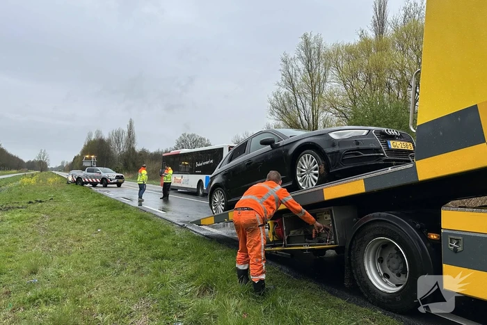 Auto raakt van de weg in belandt in sloot