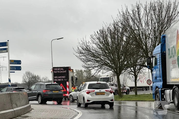 Auto raakt van de weg in belandt in sloot