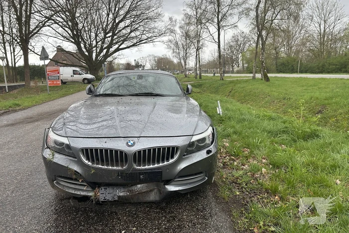 Auto raakt van de weg en loopt schade op