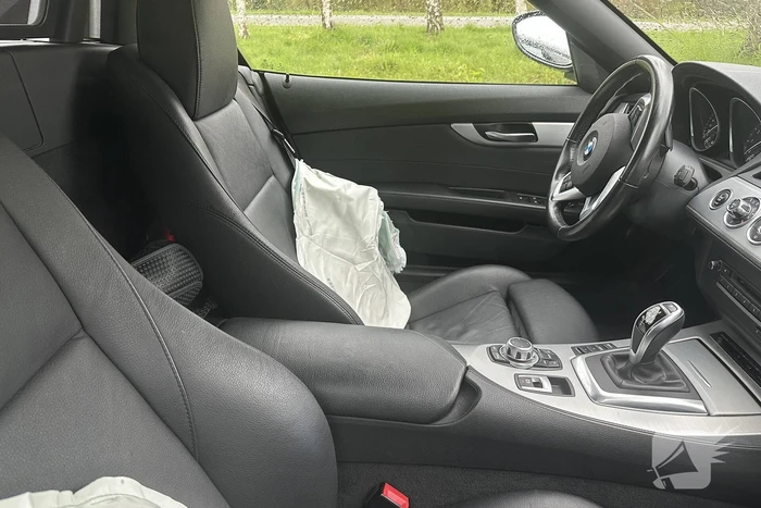 Auto raakt van de weg en loopt schade op