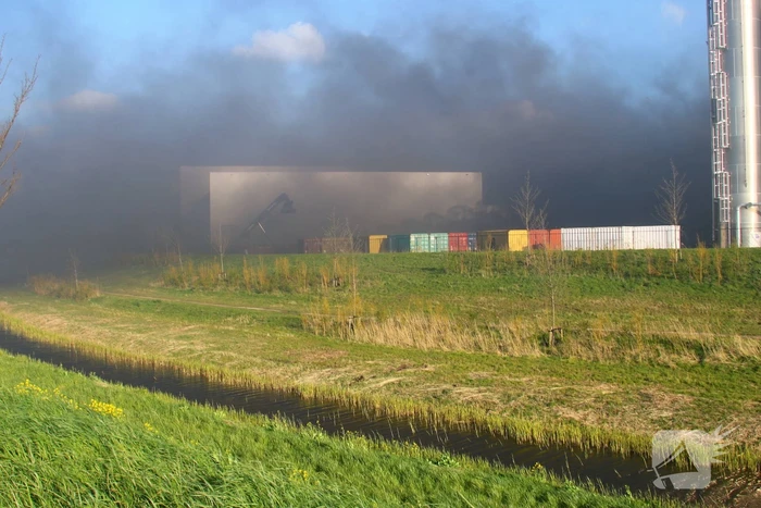 Zeer grote brand in cacao opslag