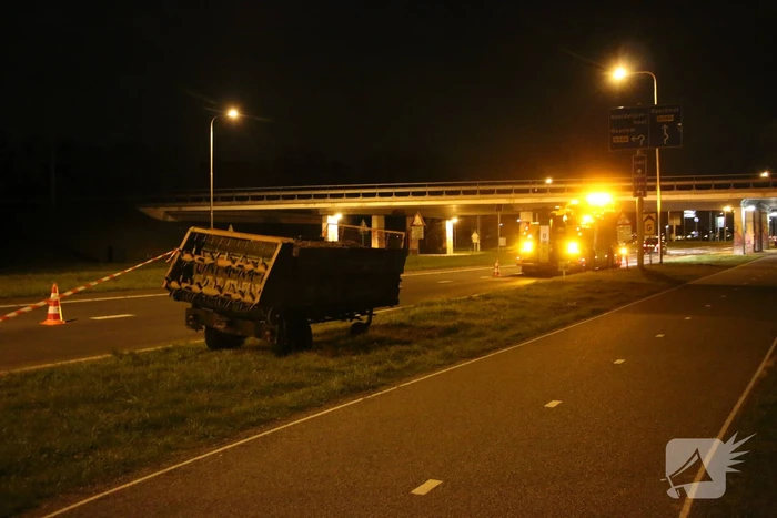 Gestrande aanhanger van tractor moeilijk te bergen