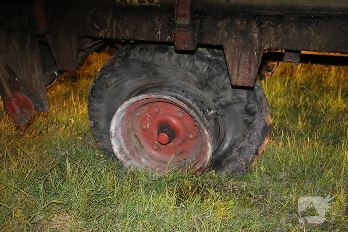 Gestrande aanhanger van tractor moeilijk te bergen