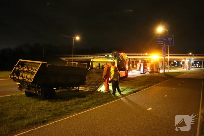 Gestrande aanhanger van tractor moeilijk te bergen