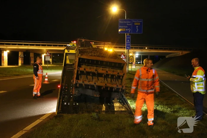 Gestrande aanhanger van tractor moeilijk te bergen