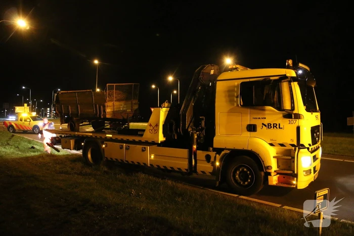 Gestrande aanhanger van tractor moeilijk te bergen