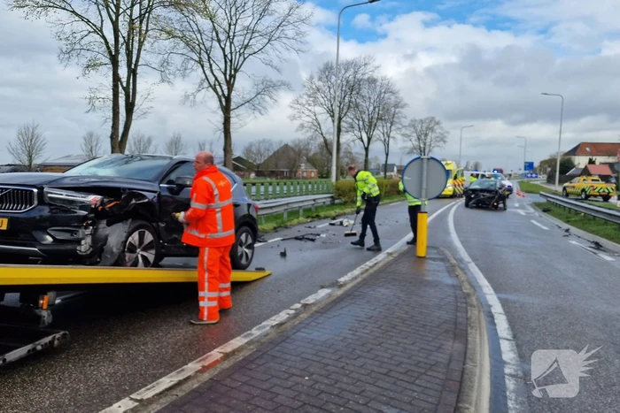 Weg afgesloten door flinke botsing