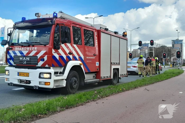 Brandweer controleert auto op brand