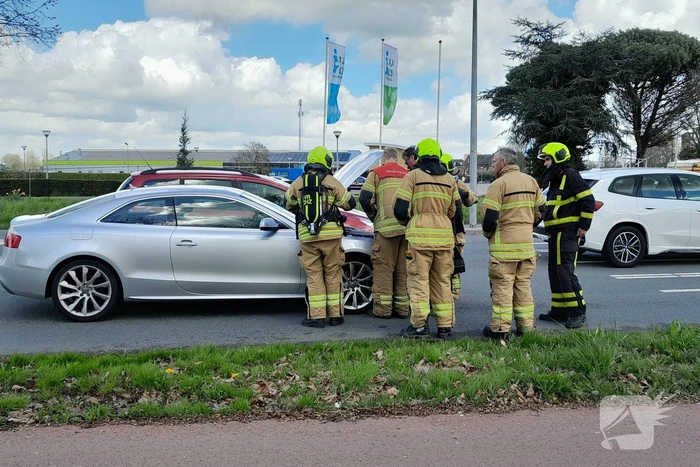 Brandweer controleert auto op brand