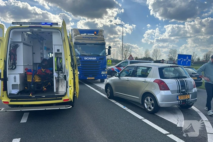 Fietsster ernstig gewond bij botsing met auto