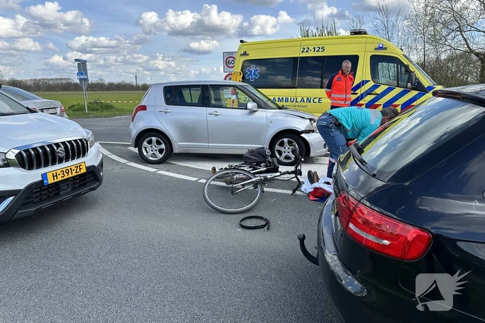 Fietsster ernstig gewond bij botsing met auto