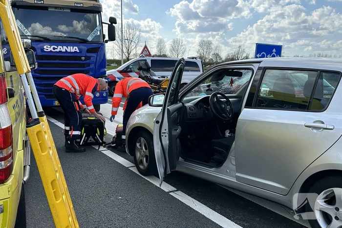 Fietsster ernstig gewond bij botsing met auto