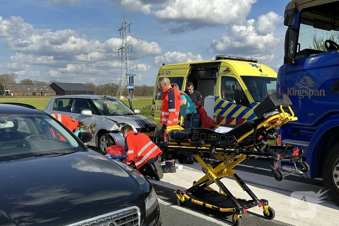 Fietsster ernstig gewond bij botsing met auto