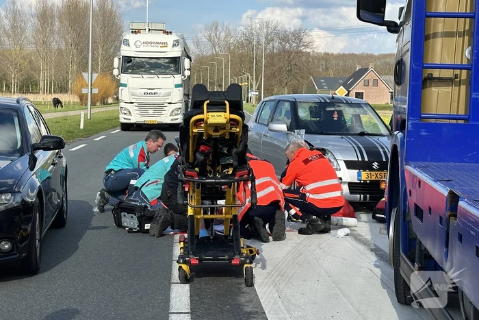 Fietsster ernstig gewond bij botsing met auto