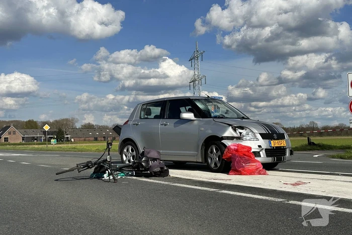 Fietsster ernstig gewond bij botsing met auto