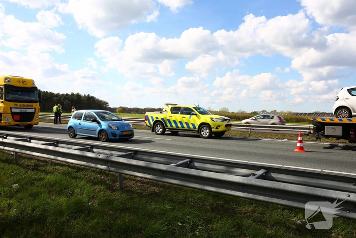 Twee auto's botsen op elkaar