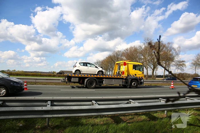 Twee auto's botsen op elkaar