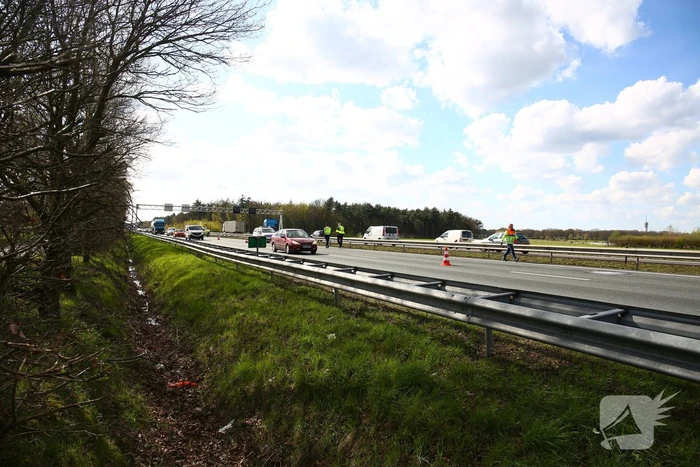 Twee auto's botsen op elkaar