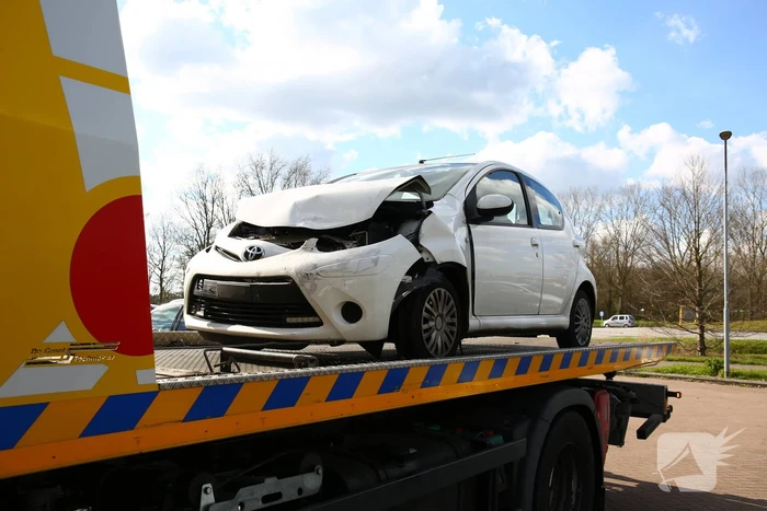 Twee auto's botsen op elkaar