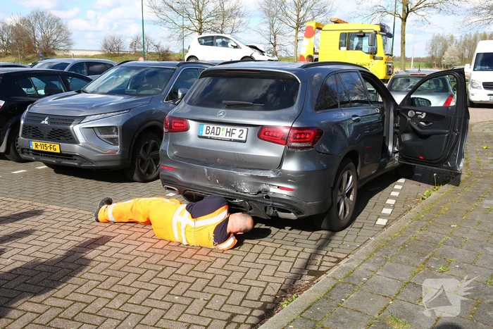 Twee auto's botsen op elkaar