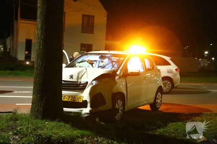 Automobilist eindigt tegen boom