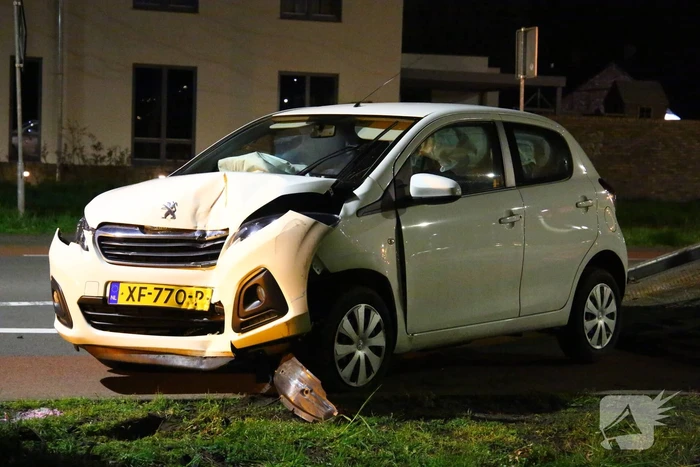 Automobilist eindigt tegen boom