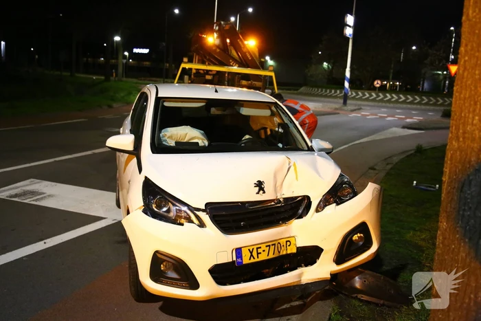 Automobilist eindigt tegen boom