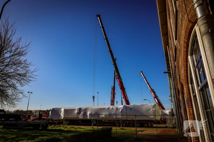 Gecrashte trein aangekomen op NS werkplaats