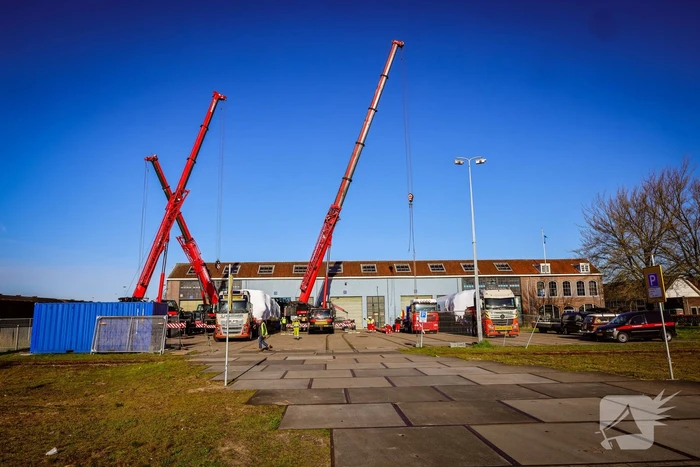 Gecrashte trein aangekomen op NS werkplaats