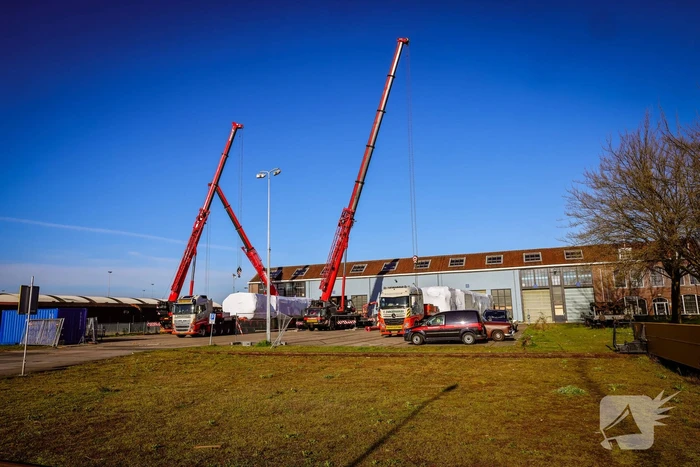 Gecrashte trein aangekomen op NS werkplaats