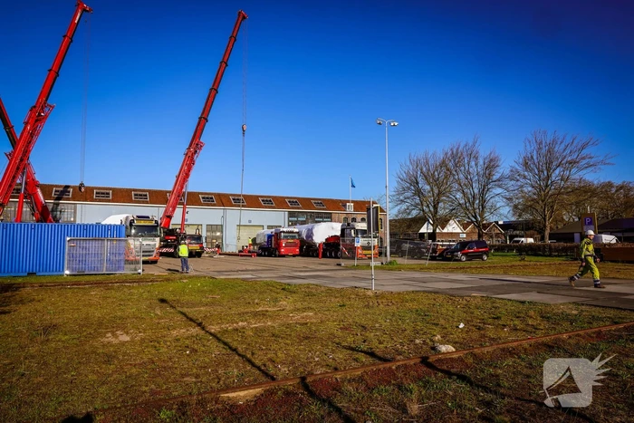 Gecrashte trein aangekomen op NS werkplaats