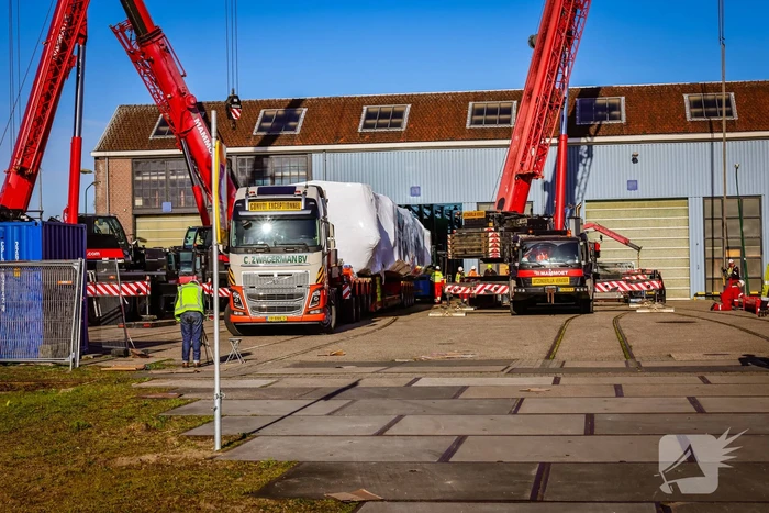 Gecrashte trein aangekomen op NS werkplaats