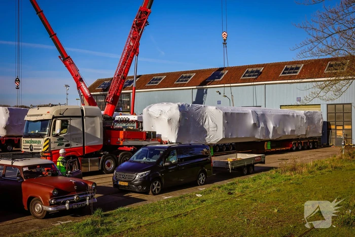 Gecrashte trein aangekomen op NS werkplaats