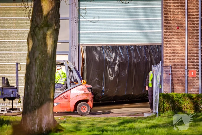 Gecrashte trein aangekomen op NS werkplaats