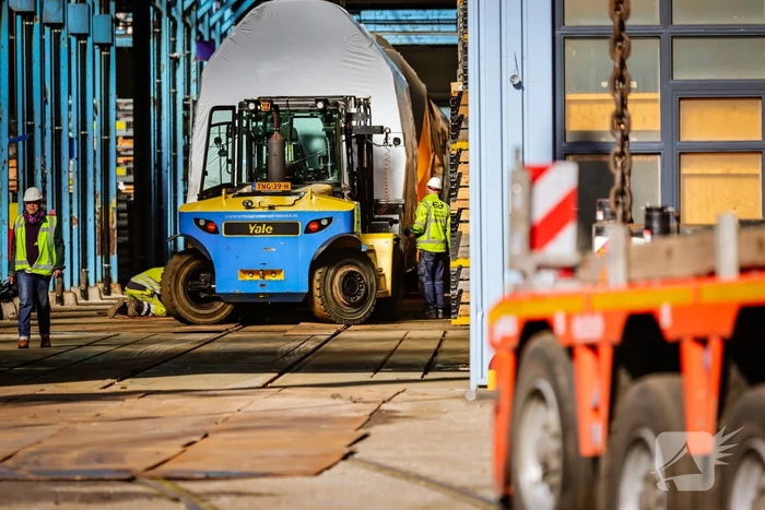 Gecrashte trein aangekomen op NS werkplaats