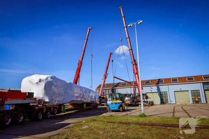 Gecrashte trein aangekomen op NS werkplaats