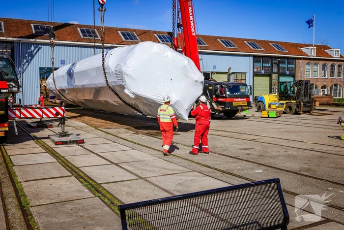 Gecrashte trein aangekomen op NS werkplaats