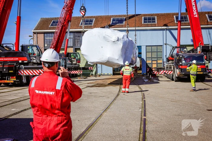 Gecrashte trein aangekomen op NS werkplaats