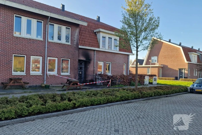 Brandbom veroorzaakt brand bij voordeur
