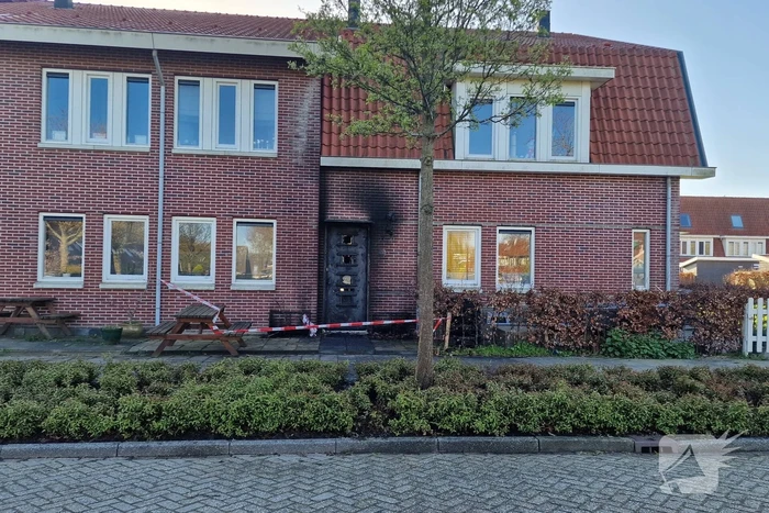 Brandbom veroorzaakt brand bij voordeur